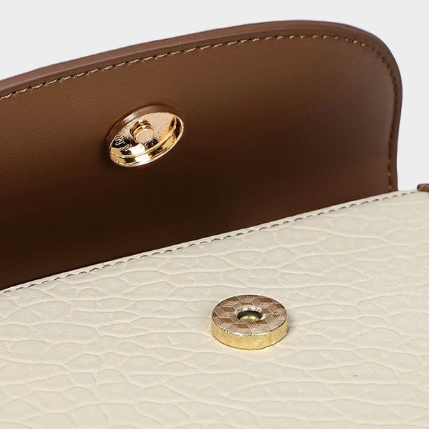 Damen-Handtasche aus echtem Leder mit Farbblock und pelzigem Anhänger