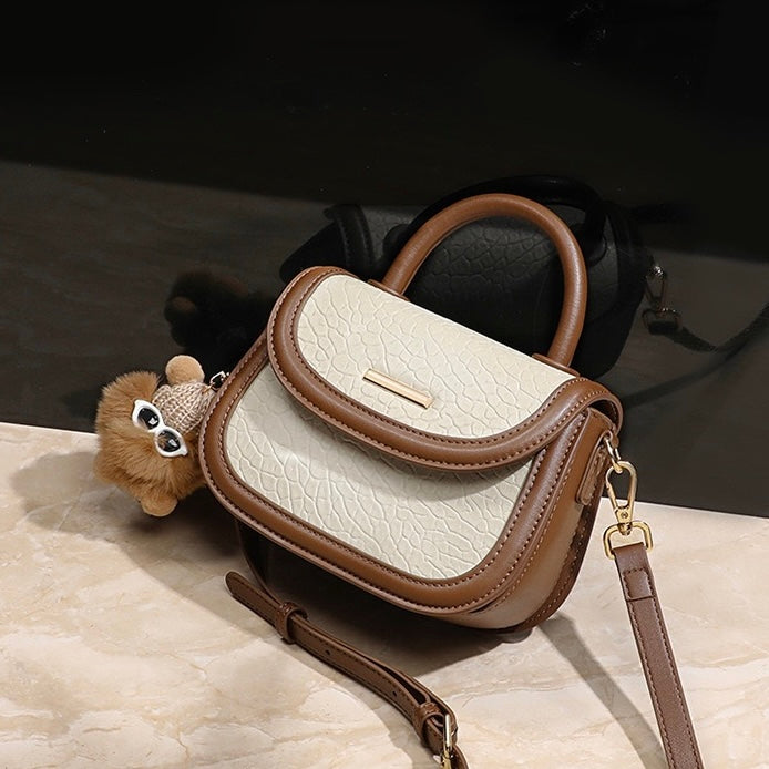 Damen-Handtasche aus echtem Leder mit Farbblock und pelzigem Anhänger