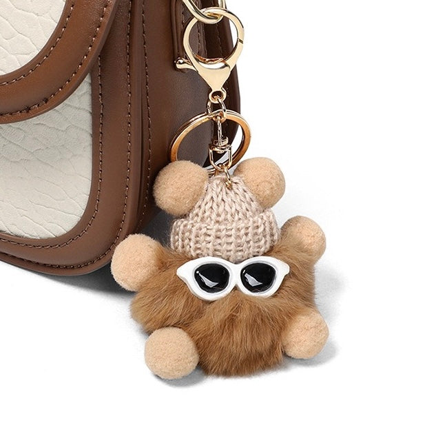 Damen-Handtasche aus echtem Leder mit Farbblock und pelzigem Anhänger