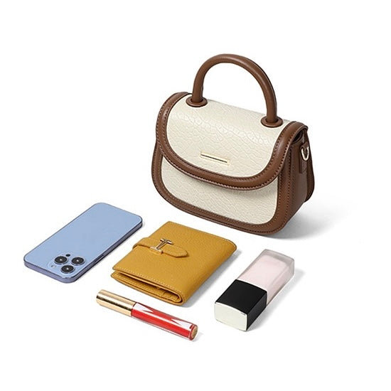 Damen-Handtasche aus echtem Leder mit Farbblock und pelzigem Anhänger