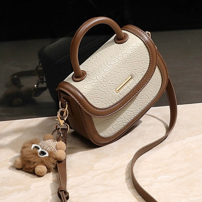 Damen-Handtasche aus echtem Leder mit Farbblock und pelzigem Anhänger