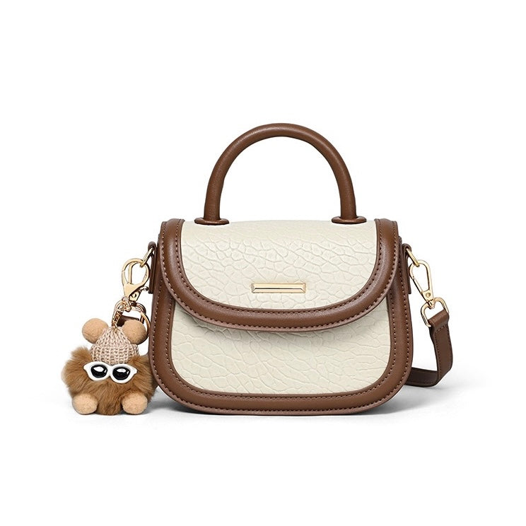 Damen-Handtasche aus echtem Leder mit Farbblock und pelzigem Anhänger