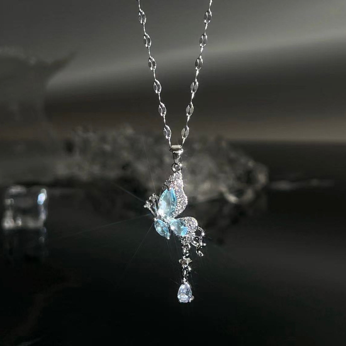 Colier Fluture Albastru Vis Luminiscent