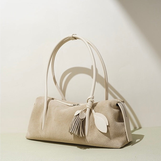 Matte Schultertasche aus echtem Leder mit Quastenanhänger