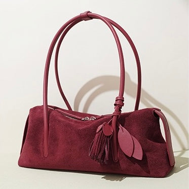 Matte Schultertasche aus echtem Leder mit Quastenanhänger