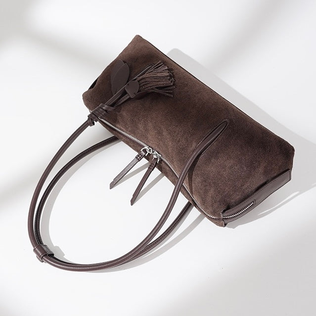 Matte Schultertasche aus echtem Leder mit Quastenanhänger