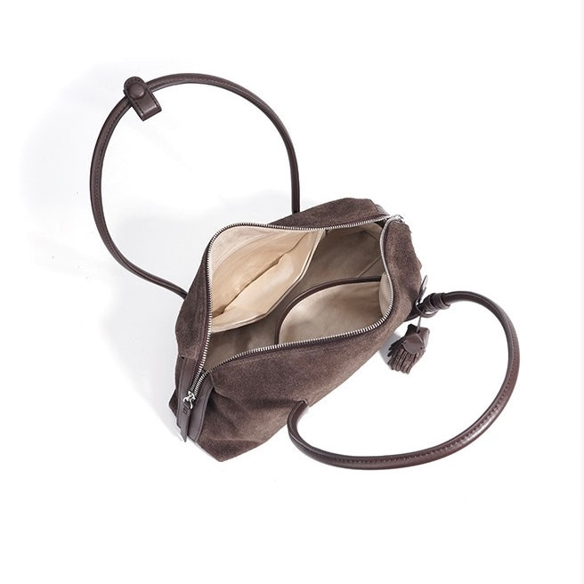 Matte Schultertasche aus echtem Leder mit Quastenanhänger