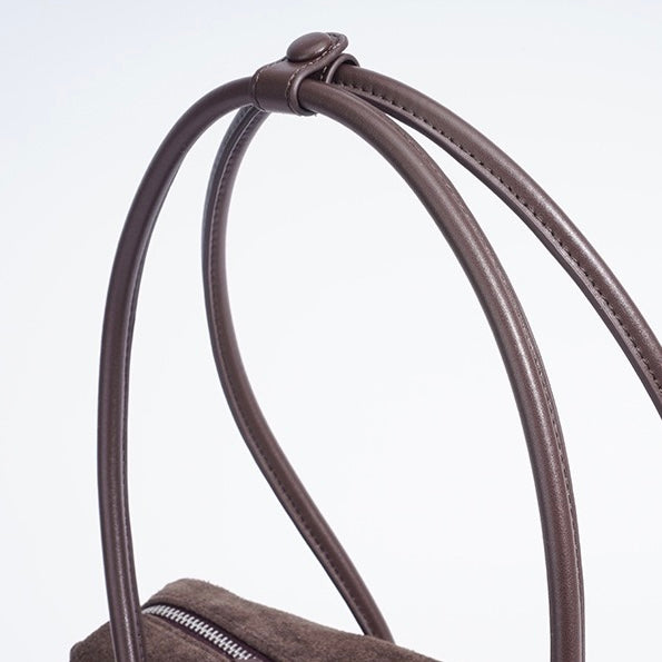 Matte Schultertasche aus echtem Leder mit Quastenanhänger