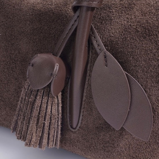 Matte Schultertasche aus echtem Leder mit Quastenanhänger