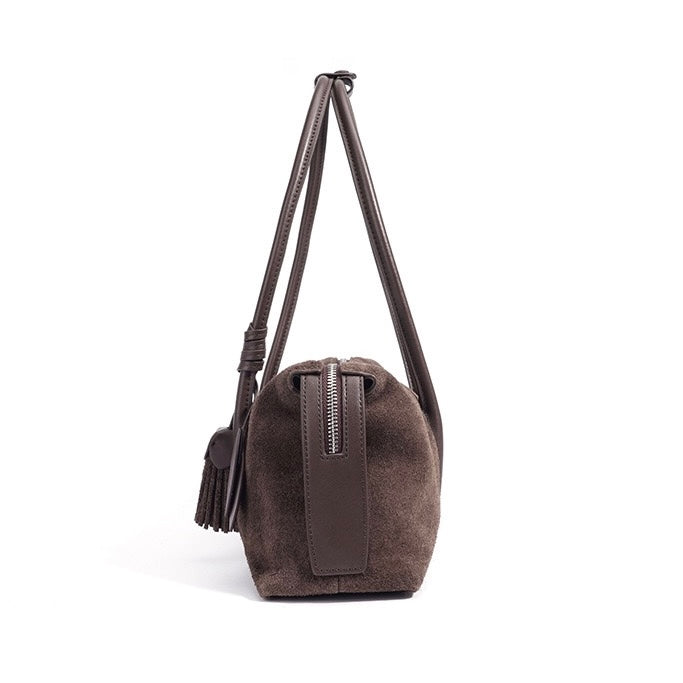 Matte Schultertasche aus echtem Leder mit Quastenanhänger