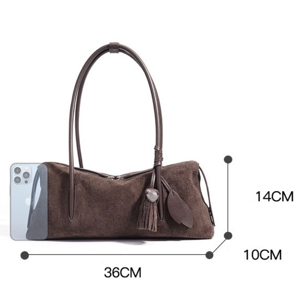 Matte Schultertasche aus echtem Leder mit Quastenanhänger