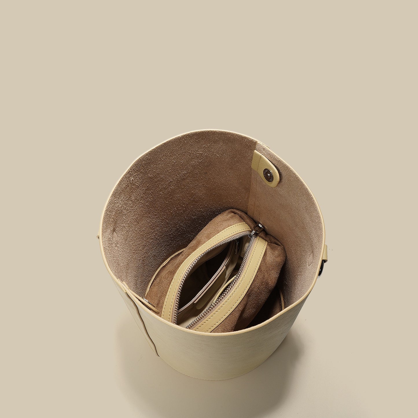 Bolso tipo cubo de cuero genuino para mujer con correa ajustable para llevar a mano y al hombro