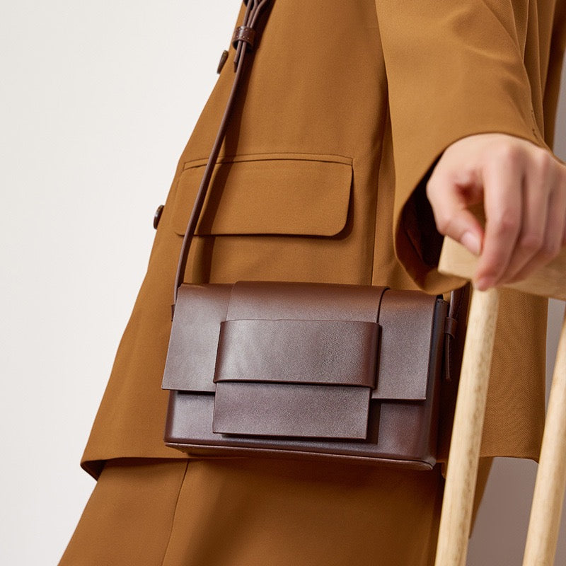 Bolso bandolera de hombro con caja tejida de cuero genuino para mujer en estilo minimalista
