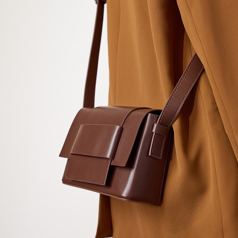 Bolso bandolera de hombro con caja tejida de cuero genuino para mujer en estilo minimalista