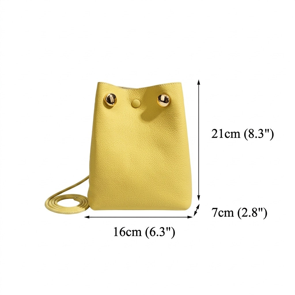 Borsa a spalla e pochette per telefono in vera pelle martellata, dallo stile quiet luxury