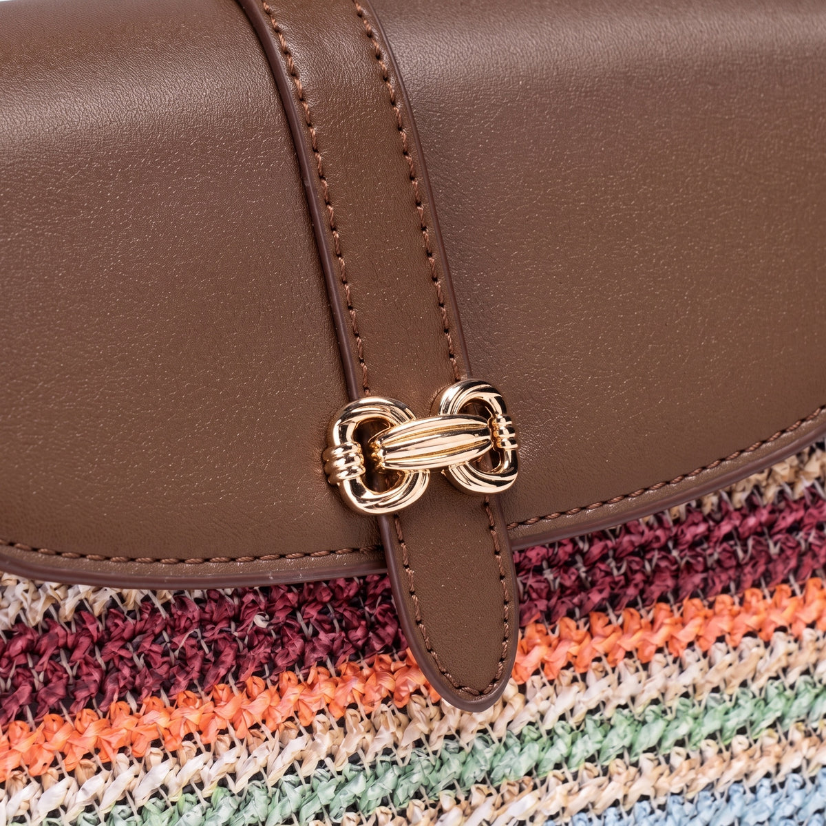 Borsa clutch a patta intrecciata a righe arcobaleno in ecopelle vegana con adorabile charm