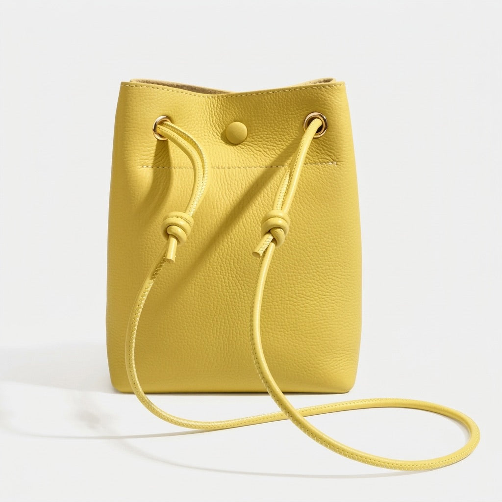 Borsa a spalla e pochette per telefono in vera pelle martellata, dallo stile quiet luxury