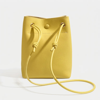 Borsa a spalla e pochette per telefono in vera pelle martellata, dallo stile quiet luxury