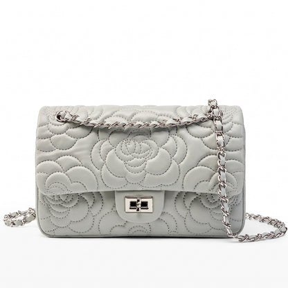 Geantă crossbody matlasată pentru femei, din piele naturală de oaie, cu lanț și model Camellia