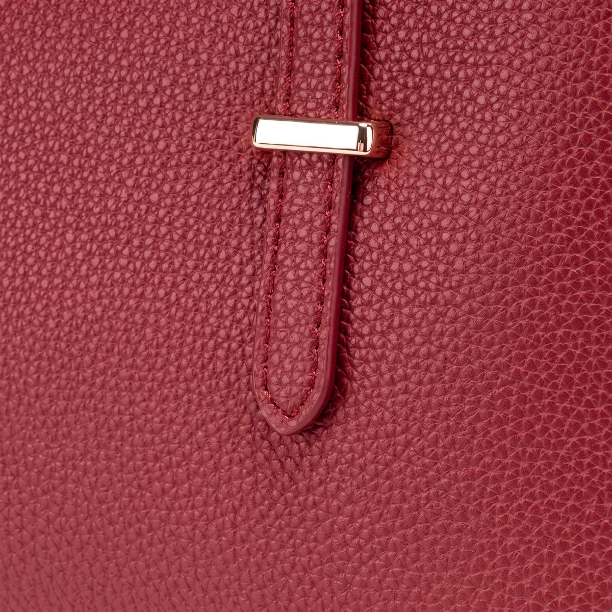 Bolso de mano tipo clutch de cuero vegano ecológico con textura granulada pulida y charm de oso de peluche  