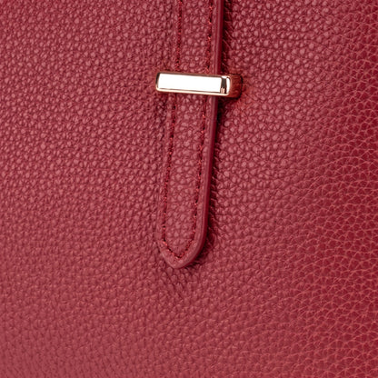 Bolso de mano tipo clutch de cuero vegano ecológico con textura granulada pulida y charm de oso de peluche  