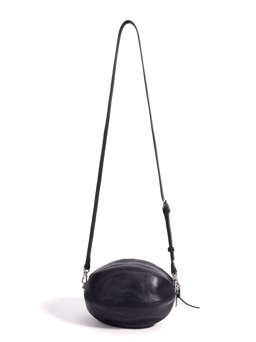 Moderne, geschmeidige ovale Rugby-Clutch aus echtem Lammleder
