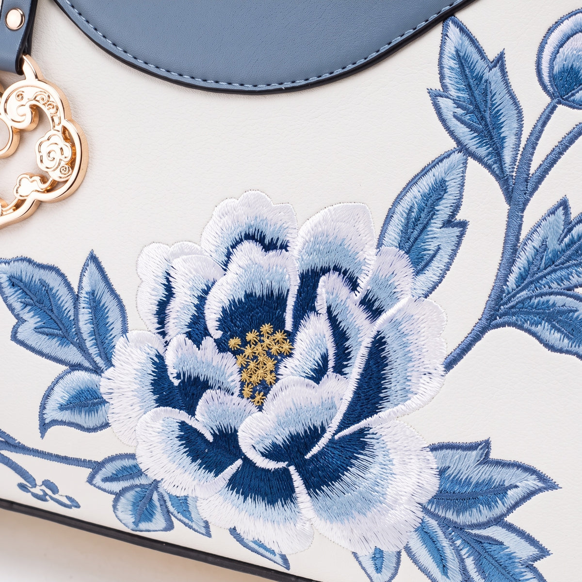 Borsa pochette elegante in ecopelle vegana ricamata a peonie, con charm