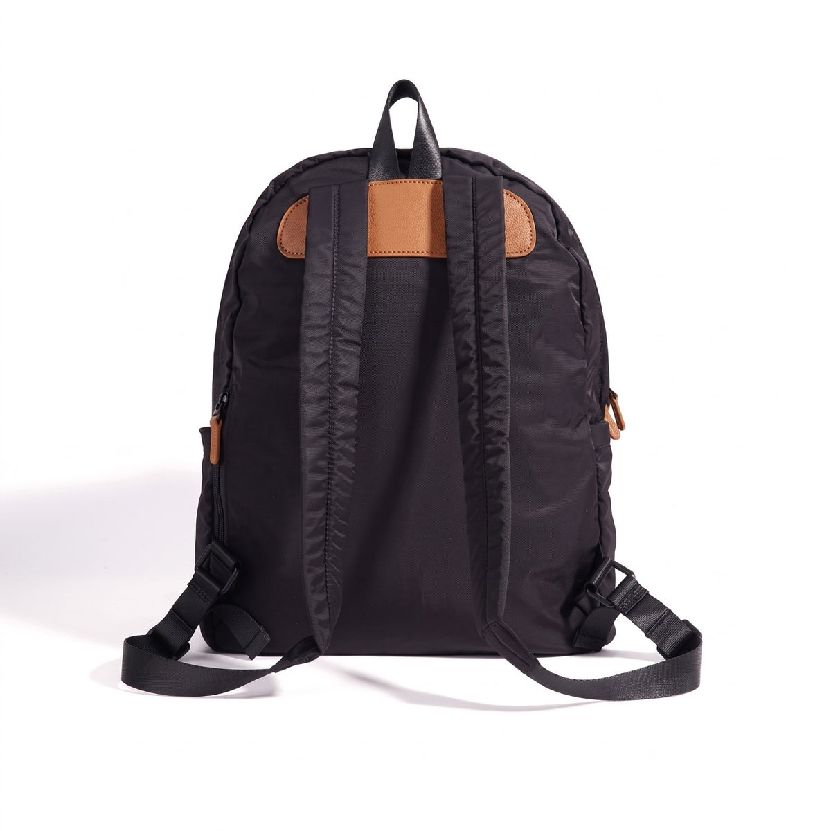 Minimalistischer geräumiger Nylon-Rucksack mit Reißverschluss