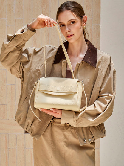 Borsa a tracolla con patta in vera pelle effetto litchi e tracolla regolabile