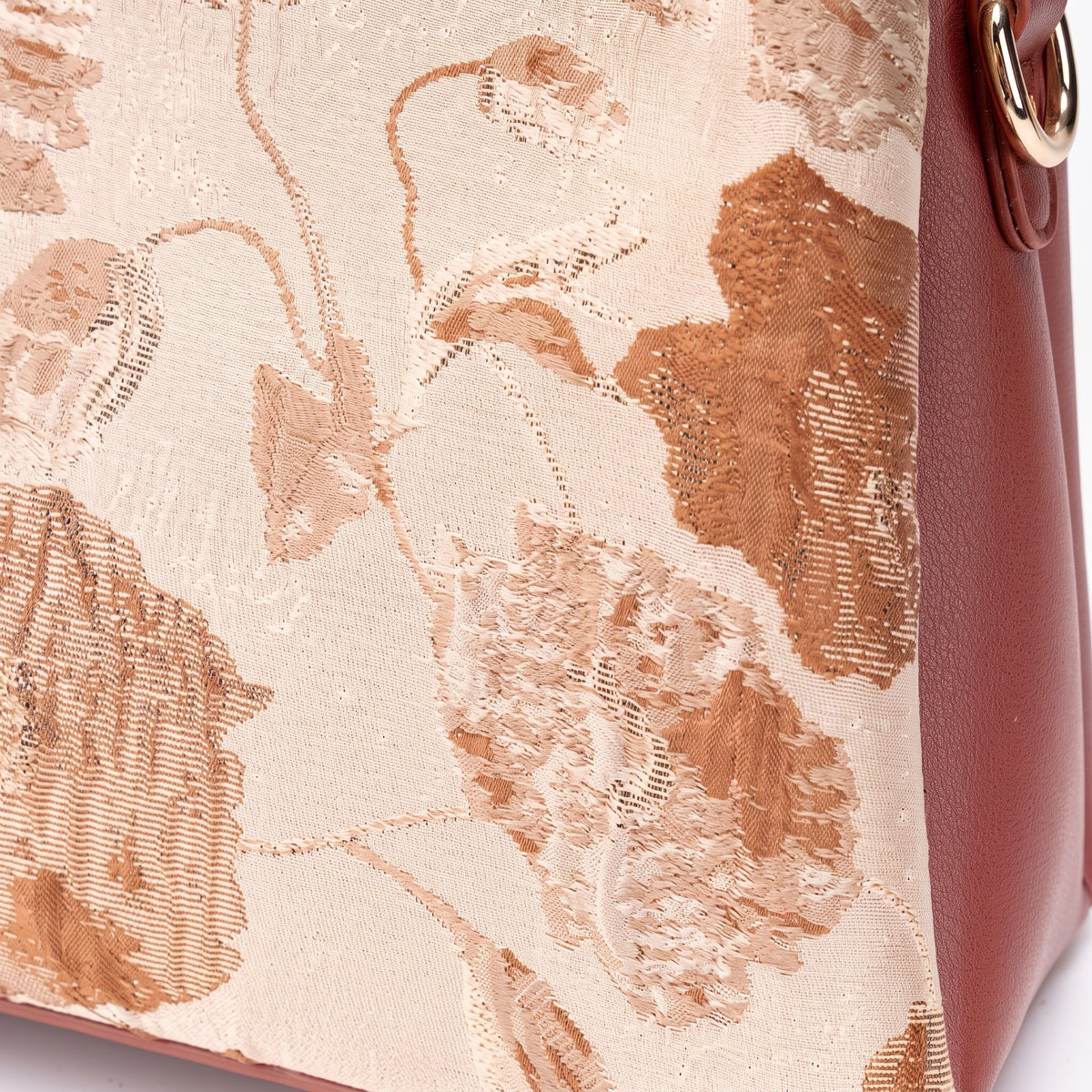 Borsa pochette floreale in ecopelle vegana, dal lusso discreto, con charm a foglia