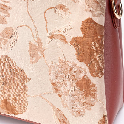 Borsa pochette floreale in ecopelle vegana, dal lusso discreto, con charm a foglia