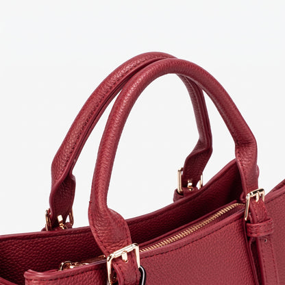 Bolso de mano tipo clutch de cuero vegano ecológico con textura granulada pulida y charm de oso de peluche  