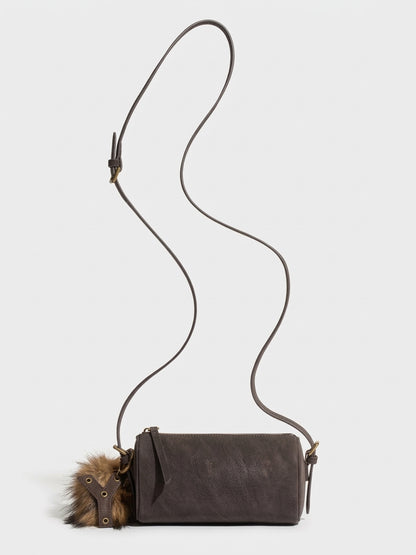 Geantă clutch rustică, mată, cilindrică, din piele autentică cu aspect uzat, purtată crossbody