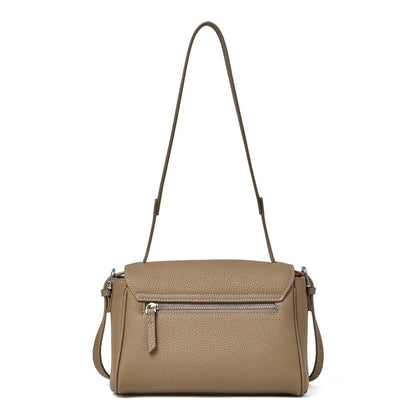 Borsa a tracolla con patta in vera pelle effetto litchi e tracolla regolabile