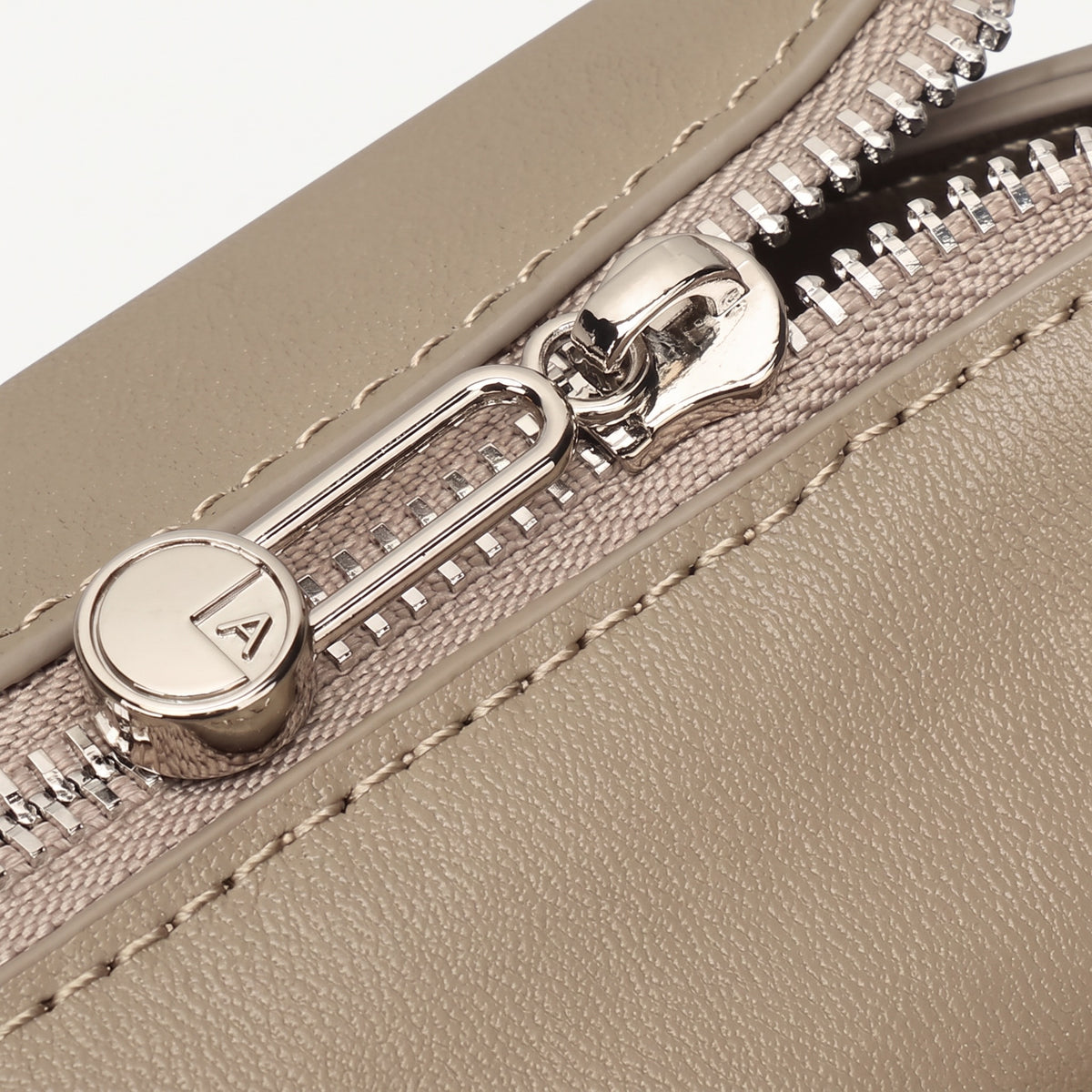 Borsa minimalista a spalla in vera pelle con fibbia H distintiva