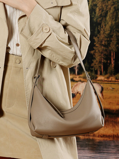 Legere, lässige Hobo-Clutch aus genarbtem echtem Leder  