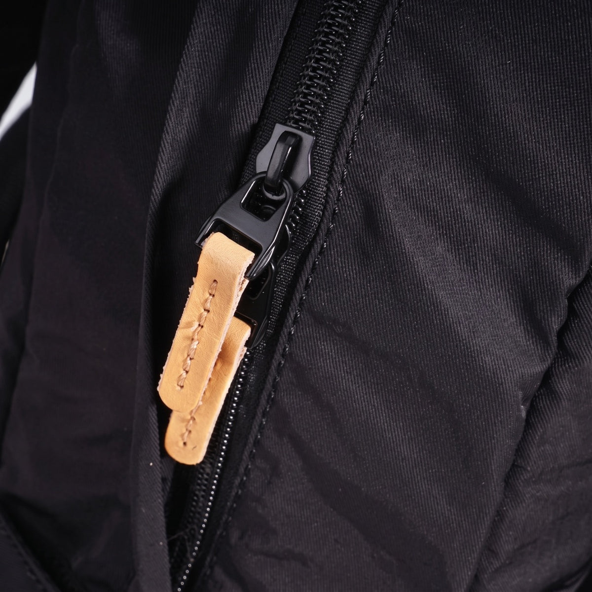 Minimalistischer geräumiger Nylon-Rucksack mit Reißverschluss