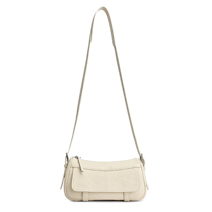 Borsa pochette baguette a patta in vera pelle martellata, dai toni delicati