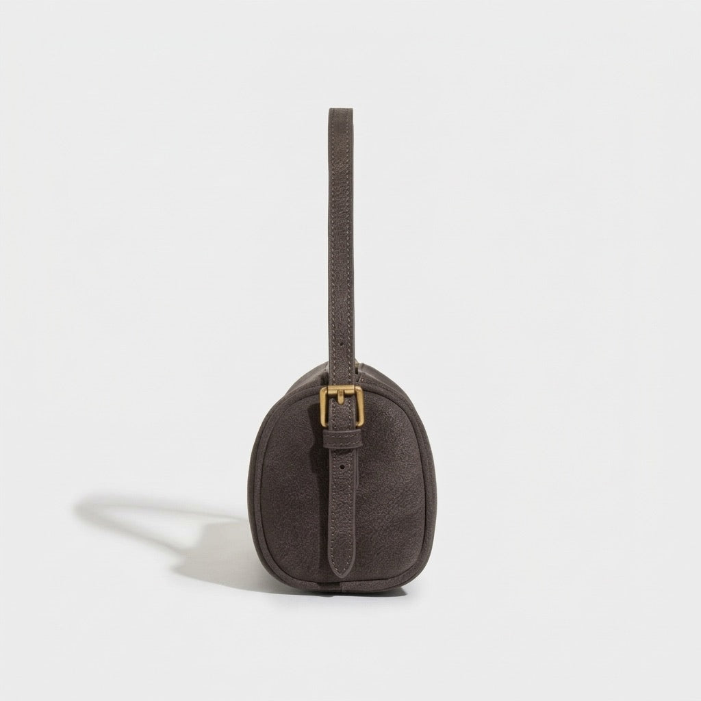 Geantă clutch rustică, mată, cilindrică, din piele autentică cu aspect uzat, purtată crossbody