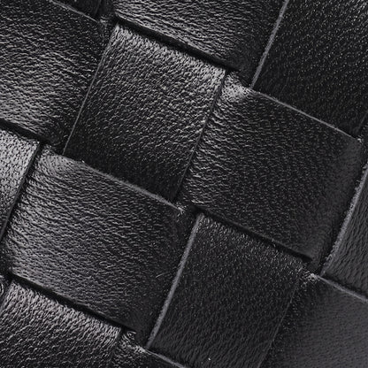 Minimalistische Baguette-Clutch aus gewebtem echtem Schafsleder  