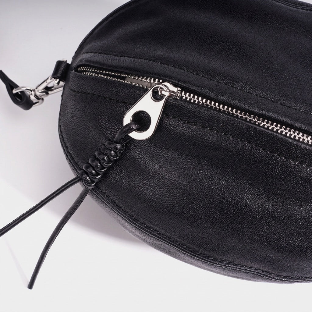 Moderne, geschmeidige ovale Rugby-Clutch aus echtem Lammleder