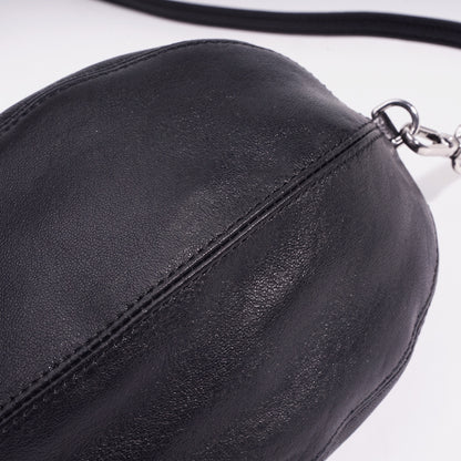 Moderne, geschmeidige ovale Rugby-Clutch aus echtem Lammleder