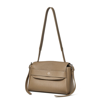 Borsa a tracolla con patta in vera pelle effetto litchi e tracolla regolabile