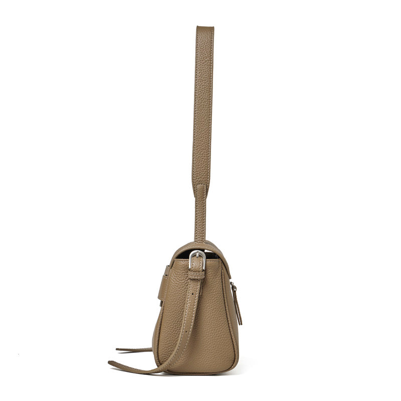 Borsa a tracolla con patta in vera pelle effetto litchi e tracolla regolabile
