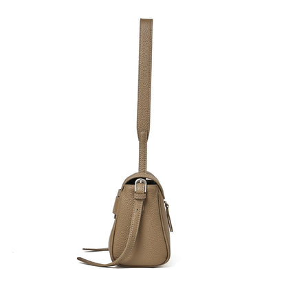 Borsa a tracolla con patta in vera pelle effetto litchi e tracolla regolabile