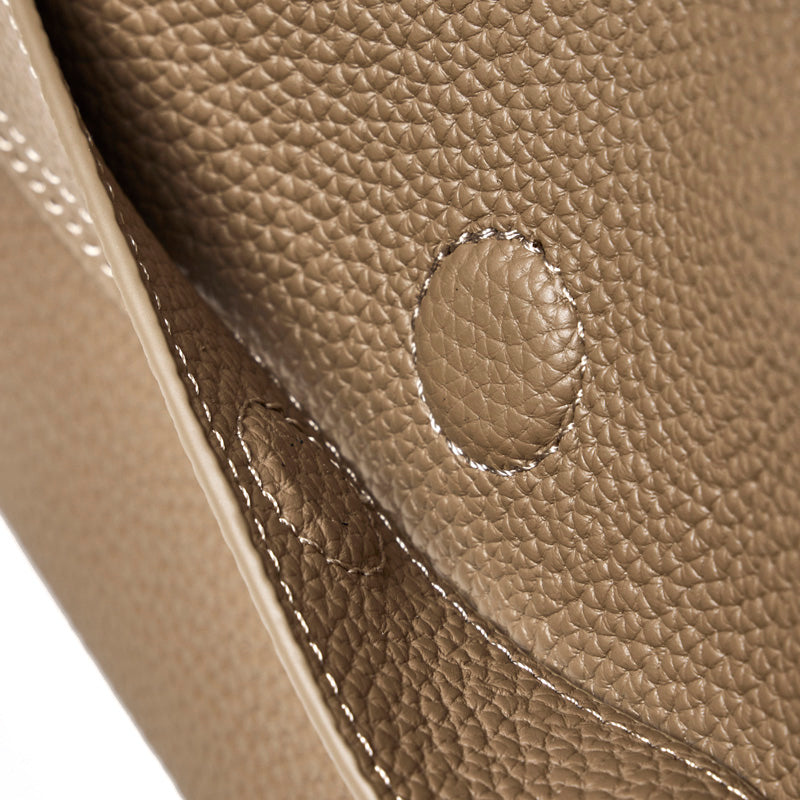 Borsa a tracolla con patta in vera pelle effetto litchi e tracolla regolabile