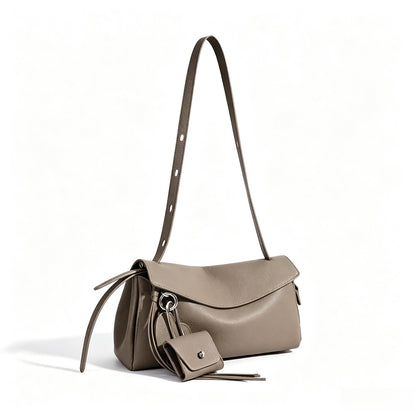 Skulpturale, lässig fallende Klapp-Clutch aus echtem Leder mit Mini-Münztäschchen