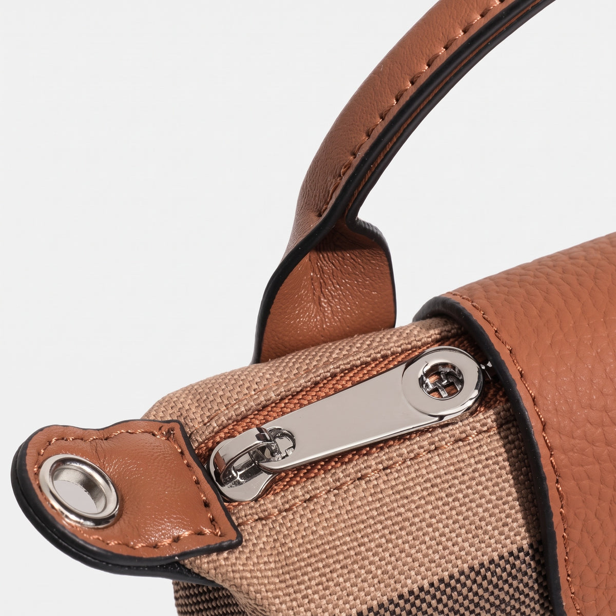 Pochette classica a tracolla in tela intrecciata a quadri britannici
