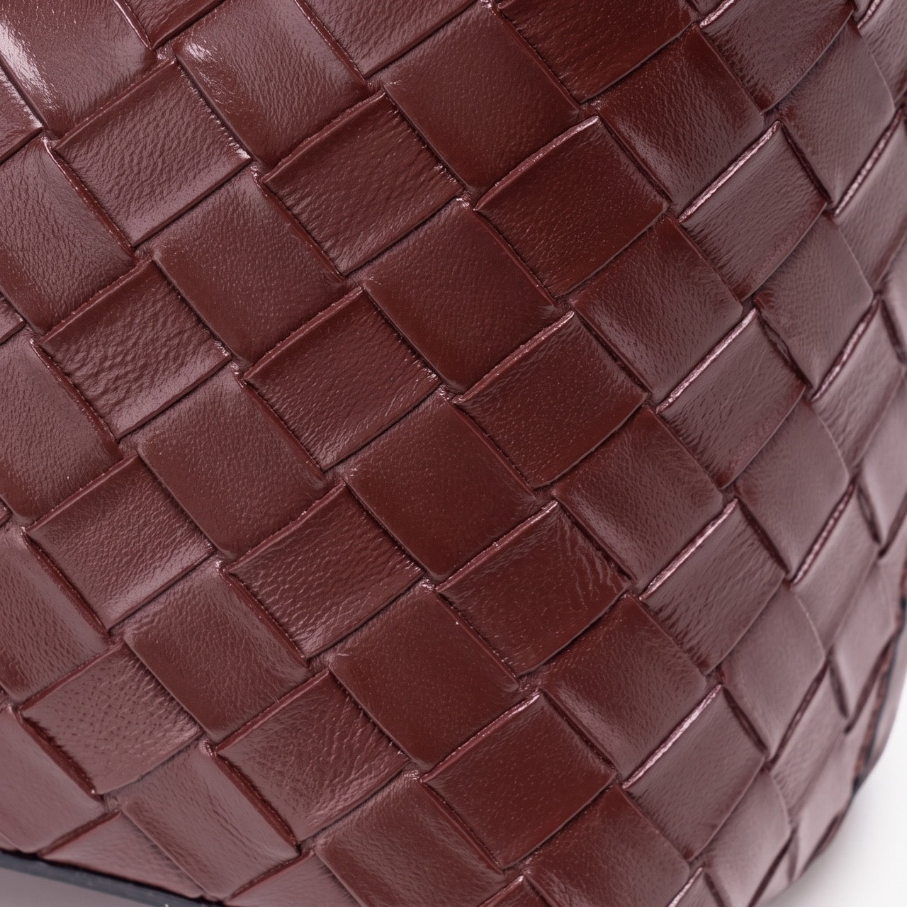 Sac pochette seau tressé rétro en cuir écologique végan avec charme lapin en peluche