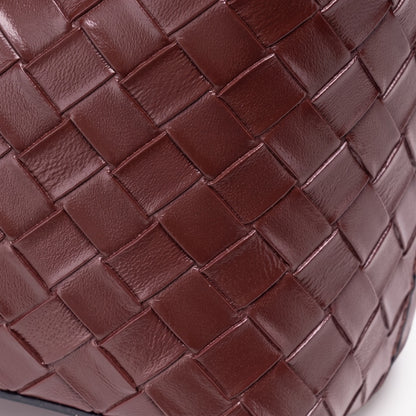 Sac pochette seau tressé rétro en cuir écologique végan avec charme lapin en peluche